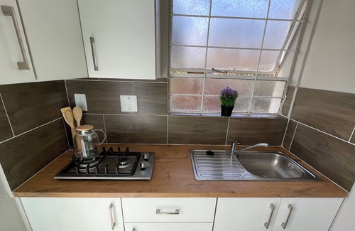 Kempton Park Apartamento | Spacious Bachelor Apartment Overlooking a Dam, Property is pet Friendly