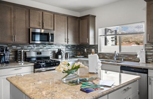 Desert Hot Springs Casa | Spacious Backyard, Pool & Hot Tub, Gameroom by MariamsBnb
