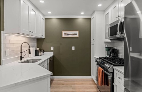Newtown Apartamento | Spacious | Balcony | Central | Hosted By StayRafa