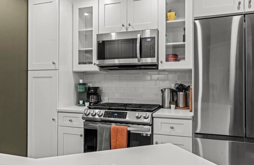 Newtown Apartamento | Spacious | Balcony | Central | Hosted By StayRafa