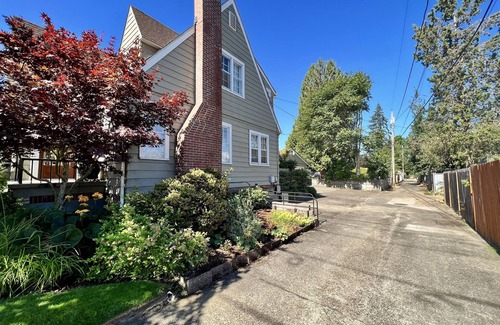 Northeast Neighbors Apartamento | Spacious basement apt. Off-street parking, washer & dryer, kitchenette, sleeps 4