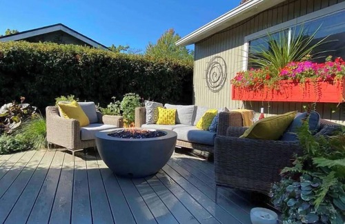 Northeast Neighbors Apartamento | Spacious basement apt. Off-street parking, washer & dryer, kitchenette, sleeps 4
