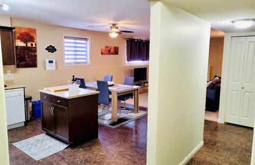 Camrose Apartamento | Spacious Basement suite
