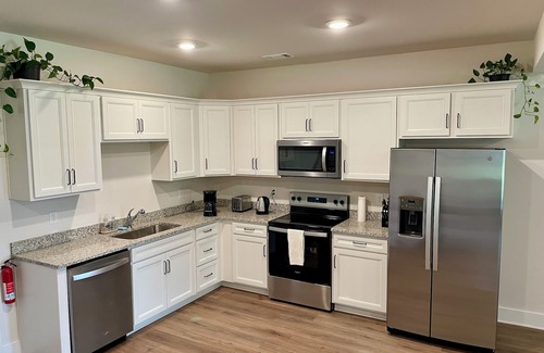Central Casa | Spacious Basement Suite with full Kitchen 4 Miles to CU