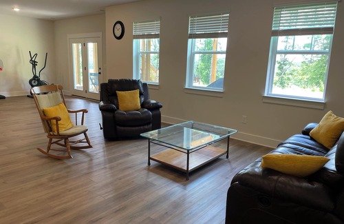 Central Casa | Spacious Basement Suite with full Kitchen 4 Miles to CU