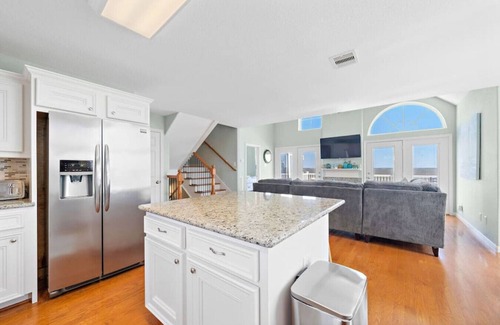 Shoreacres Casa | Bayfront Getaway with Large Deck and Scenic Views
