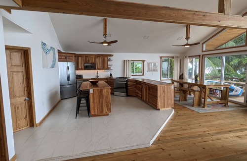 Roatan Casa | Spacious Beach Front Home - Swim, Snorkel, Dive, Paddle, at your doorstep!