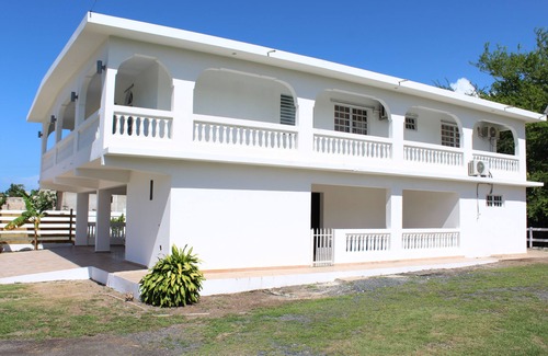 Campamento Pinones Casa | Spacious Beach Stay 3-bedroom House with Pool steps from the beach in Loiza