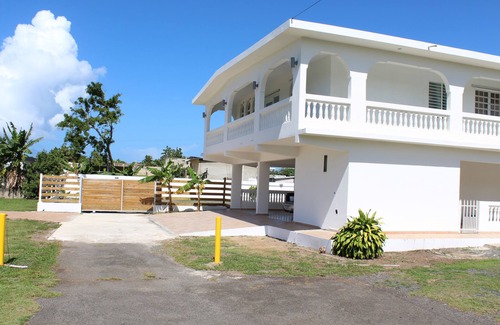 Campamento Pinones Casa | Spacious Beach Stay 3-bedroom House with Pool steps from the beach in Loiza