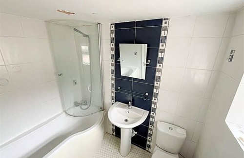 Cleethorpes Casa | Spacious Beachfront Retreat with Parking | Your Perfect Getaway