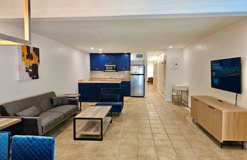 Red Hook Condominio | Spacious-Beachfront Condo with WiFi, Pool, Tennis, AC