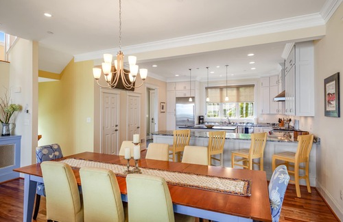 Annapolis Casa | Spacious beachfront home with decks, gas grill, wet bar, gas fireplace, and W/D