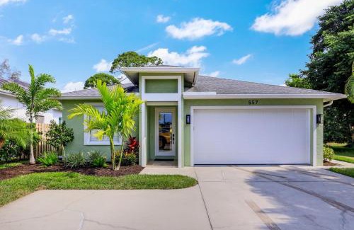 Naples Park Casa | Spacious Beautiful 4 Bed 3 Bath Pool Near Beach