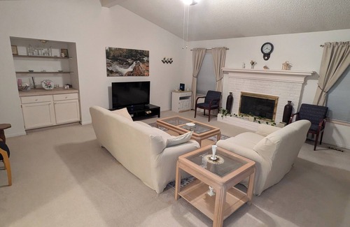 Novi Casa | Spacious Beautiful home in Novi