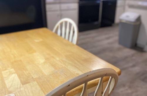 South Central Omaha Apartamento | Spacious Beautiful Omaha Retreat - 2BR/1BA Apartment with All-Inclusive