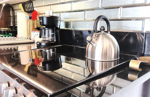 Greenwood Apartamento | Spacious Boutique Apartment w/Laundry + Roof Deck + 5 min to Subway + Parking