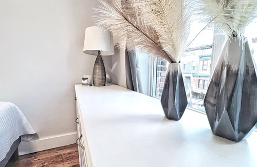 Greenwood Apartamento | Spacious Boutique Apartment w/Laundry + Roof Deck + 5 min to Subway + Parking