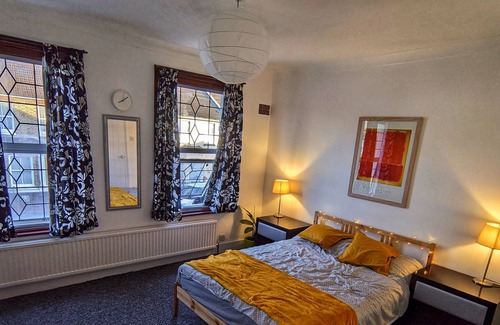 Broad Green Casa | Spacious & Bright 2-bed Detached House With Garden - 2 Mins From Station & Town