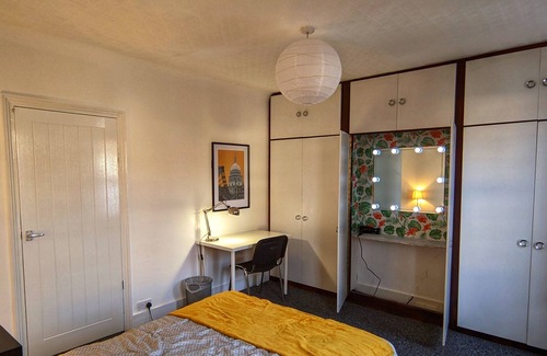 Broad Green Casa | Spacious & Bright 2-bed Detached House With Garden - 2 Mins From Station & Town
