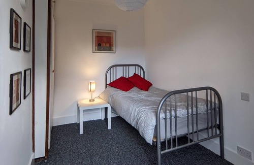 Broad Green Casa | Spacious & Bright 2-bed Detached House With Garden - 2 Mins From Station & Town