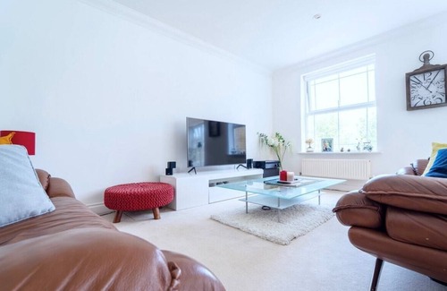Camberley Casa | Spacious Bright and Airy Home Deepcut Surrey