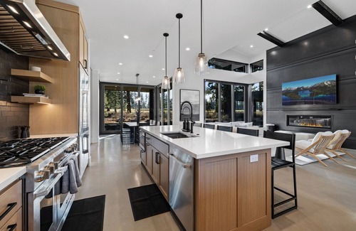 Truckee Villa | Custom Airy Home on Golf Course| Fresh Modern Design| Private Hot Tub & Gym