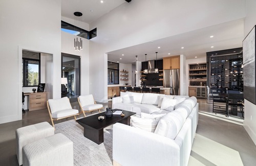 Truckee Villa | Custom Airy Home on Golf Course| Fresh Modern Design| Private Hot Tub & Gym