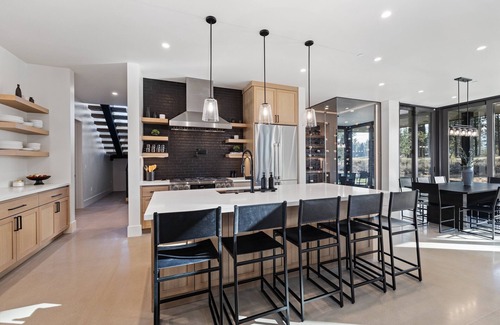 Truckee Villa | Custom Airy Home on Golf Course| Fresh Modern Design| Private Hot Tub & Gym