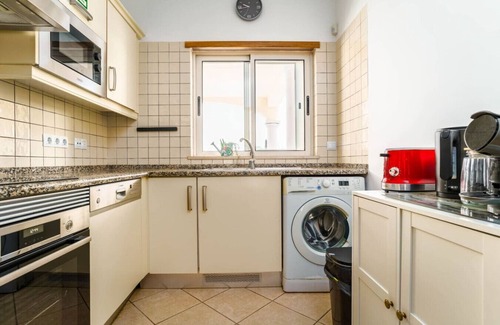 Guia Apartamento | Spacious & Bright T3 in Guia with shared Pool