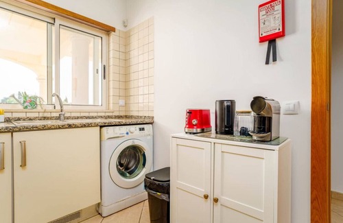 Guia Apartamento | Spacious & Bright T3 in Guia with shared Pool