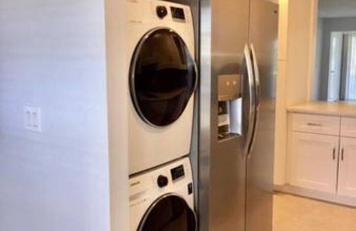 Delray Beach Condominio | Spacious, Bright, Updated 2/2 — Bike/Walk to Trendy Downtown Delray Beach