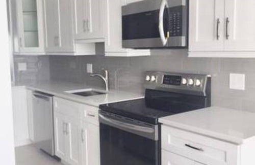 Delray Beach Condominio | Spacious, Bright, Updated 2/2 — Bike/Walk to Trendy Downtown Delray Beach