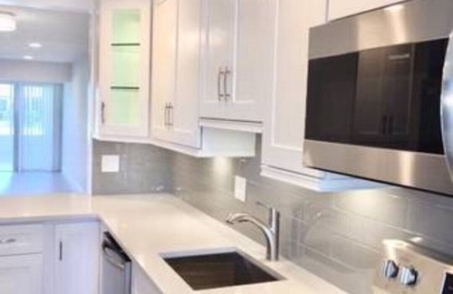 Delray Beach Condominio | Spacious, Bright, Updated 2/2 — Bike/Walk to Trendy Downtown Delray Beach
