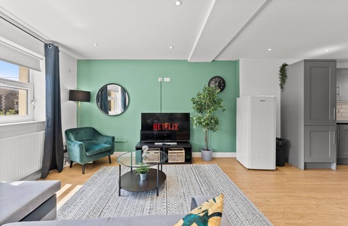 Hanham Apartamento | Spacious Bristol Apartment - Parking & WIFI
