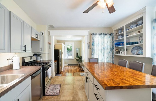 Ashfield Apartamento | Spacious Broadway Home/Downtown Western Modern Charm with parking