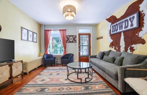 Ashfield Casa | Spacious Broadway Home Downtown Western Modern Charm with parking