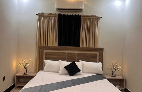 Gulshan-e-Iqbal Casa | Spacious bungalow with 8 bedrooms and WiFi, AC in gulshan e iqbal Karachi