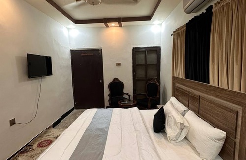 Gulshan-e-Iqbal Casa | Spacious bungalow with 8 bedrooms and WiFi, AC in gulshan e iqbal Karachi