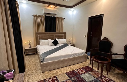 Gulshan-e-Iqbal Casa | Spacious bungalow with 8 bedrooms and WiFi, AC in gulshan e iqbal Karachi