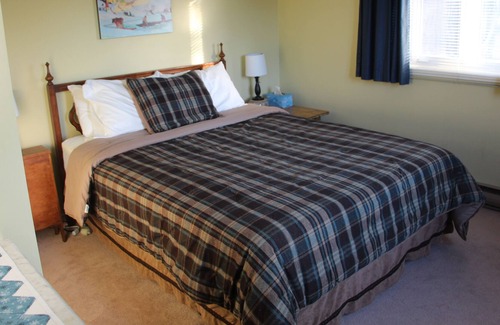 Saint-Emile-de-Suffolk Cabaña | Spacious but comfy cottage on a bay with beautiful views.