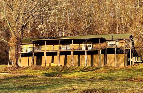 Thompson's Station Cabina | Spacious Cabin with Large Porch and Beautiful Views