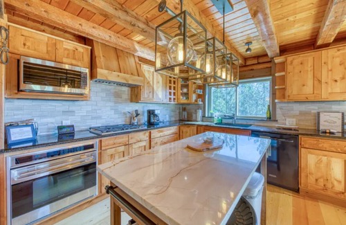 Woodland Park Cabina | Spacious cabin in the woods w/ a private hot tub, deck, & fireplace SUV needed
