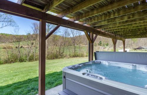 Laurelville Apartamento | Spacious Cabin Near Hocking Hills and Caves with Hot Tub and Firepit