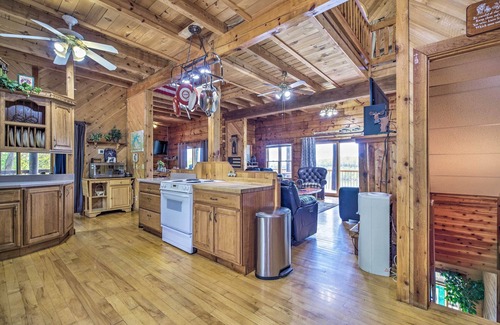 Albany Cabina | ¡NUEVO! Amplia cabina en Dale Hollow Lake w / Hot Tub!