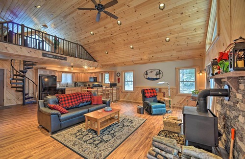 Town of Black Brook Cabina | Spacious Cabin on Silver Lake: Hike & Ski!