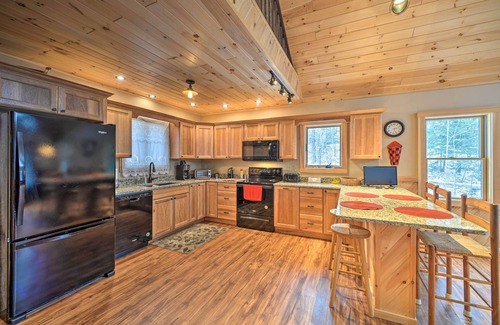 Town of Black Brook Cabina | Spacious Cabin on Silver Lake: Hike & Ski!