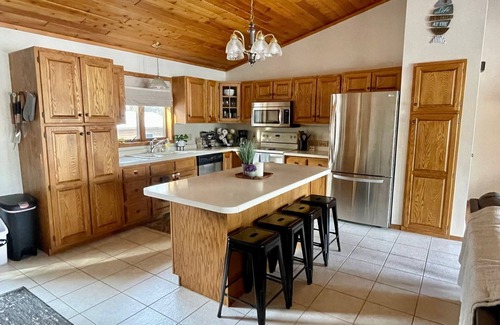 Wautoma Cabina | Spacious cabin on tranquil lake with kayaking, fishing. Arcade games, pool table