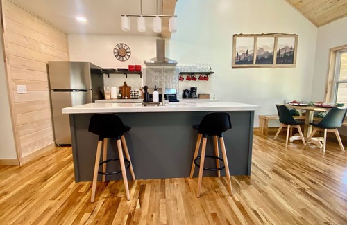 Waynesville Cabina | Spacious Cabin Retreat Perfect Blend Family Togetherness & Private Relaxation!