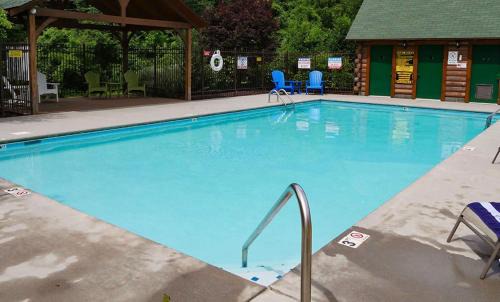 Sevierville Casa | Spacious Cabin Stay for 9 with Hot Tub Close to Town