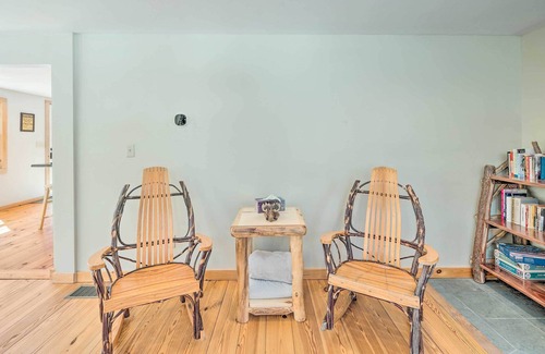 Pittsburg Cabina | Spacious Cabin w/ Deck & Grill, Walk to Lake!